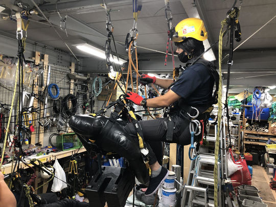 ロープアクセスの安全性 - 大阪・兵庫で外壁調査・無足場工法による 